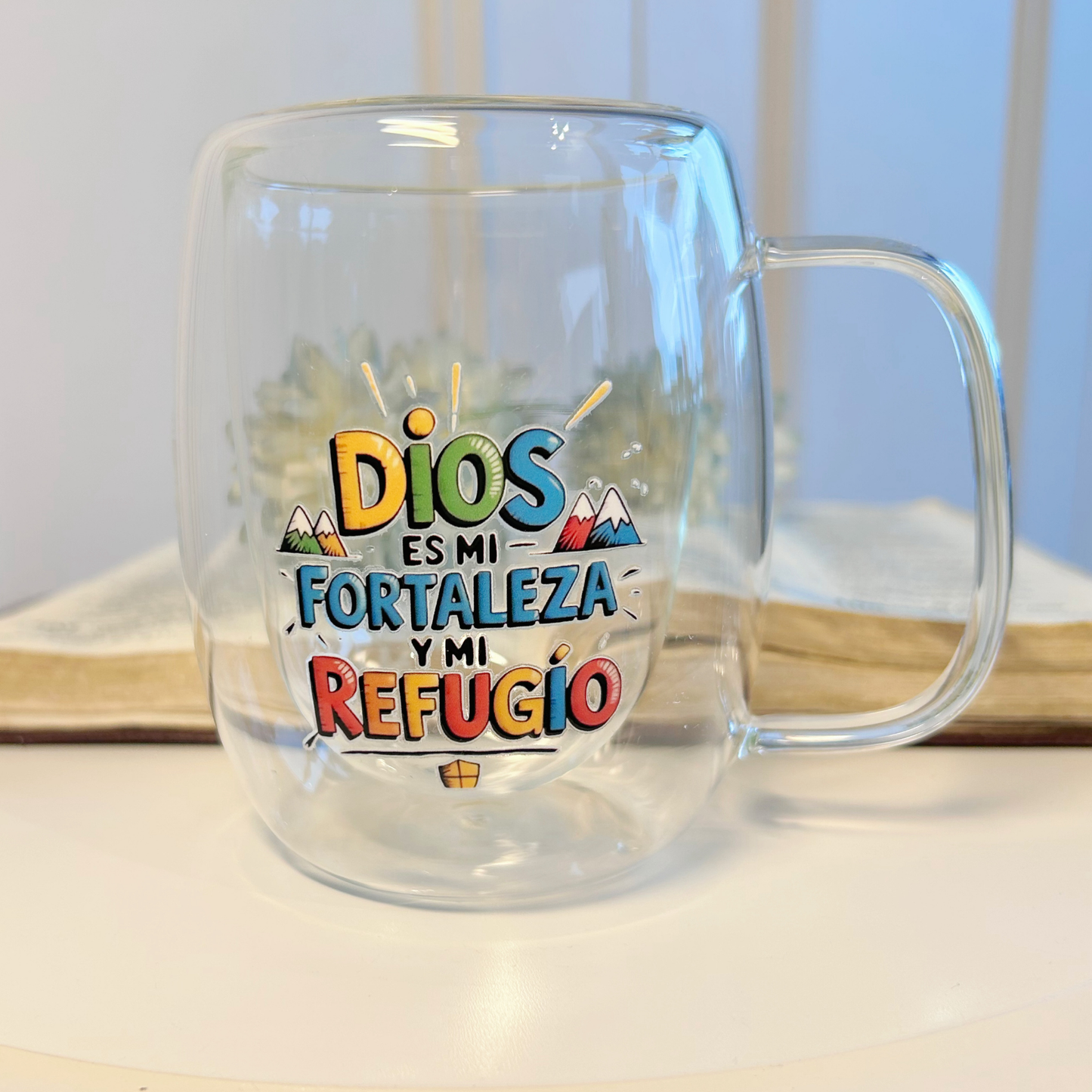 Taza cristiana de 350ml con mensaje inspirador. Vidrio doble pared con caja rosada o negra. Ideal para regalar y fortalecer el espíritu.