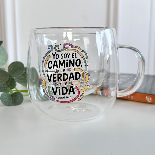 Taza de 250ml en vidrio doble pared con el versículo Juan 14:6. Regalo cristiano ideal con caja de presentación rosada o negra.