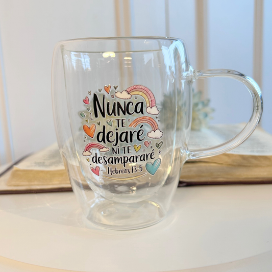 Taza de vidrio doble pared 350ml con el versículo Hebreos 13:5. Incluye caja rosada o negra. Ideal como regalo de fe y aliento