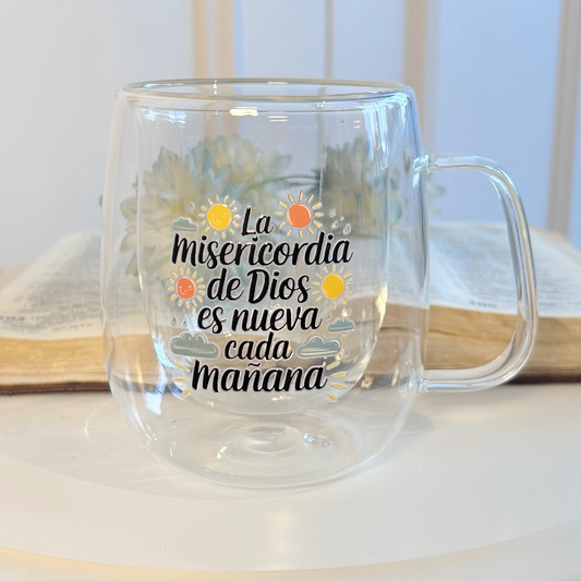 Taza de 350ml con mensaje bíblico “La misericordia de Dios es nueva cada mañana”. Incluye caja de regalo. Inspiración diaria con fe.