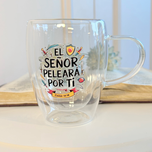 Taza de 350ml con mensaje bíblico de fortaleza. Incluye caja rosada o negra. Regalo cristiano con propósito y protección.